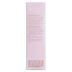 Karuna Balancing, mousse légère visible, texture veloutée qui se rince facilement, peau propre sans tiraillement.