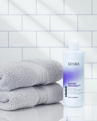 Kenra Violet Conditionneur détail bouteille révélant texture crème nourrissante.