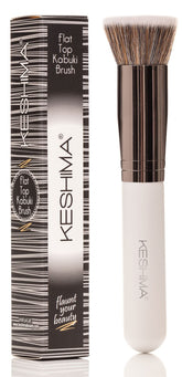 Pinceau Keshima fond de teint plat-top blanc pour une application précise et homogène.