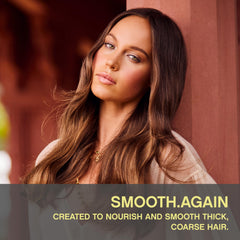 Texture soyeuse du soin SMOOTH.AGAIN pour cheveux lisses.