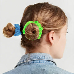 KICOSY scrunchie néon rose, douceur satinée protégeant les cheveux tout en stylisant.