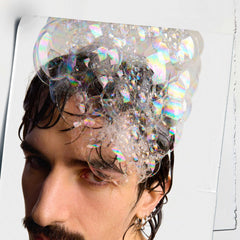 Cheveux doux et brillants après lavage, volume naturel.