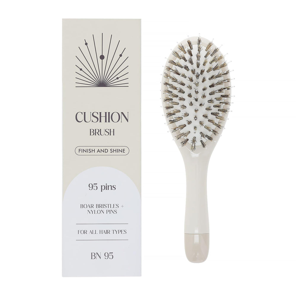 Brosse KISMETICS avec bois de sanglier pour brillance naturelle et douceur.