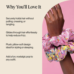 Détail satin Kitsch Lisa Frank scrunchies, texture lisse et confort.
