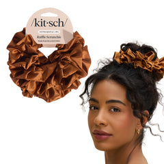 Kitsch Scrunchie satin recyclé volants camel, texture luxueuse pour coiffure élégante.