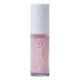 Kopari Nuage Lèvres Tri-Peptide appliqué sur les lèvres, hydratation durable et douceur.