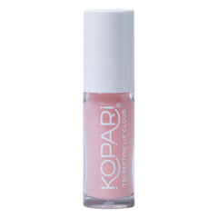 Kopari Nuage Lèvres Tri-Peptide appliqué sur les lèvres, hydratation durable et douceur.