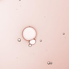 Sérum visage KORA Organics, texture affinée et pores visiblement plus lisses.