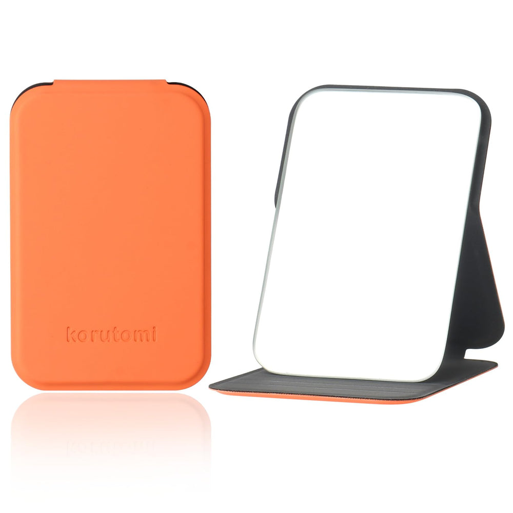 Miroir Korutomi de poche ultrafin orange pour retouches rapides en déplacement.
