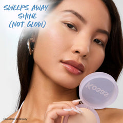 Application sur le visage avec Kosas Cloud Set, brillance maîtrisée sans changer la teinte.
