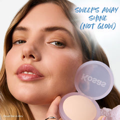 Kosas Cloud Set contrôle la brillance pour une peau visiblement lisse.