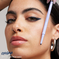 Kosas Soulgazer Eyeliner Enigma – pointe rétractable pour une application précise et sans bavure.