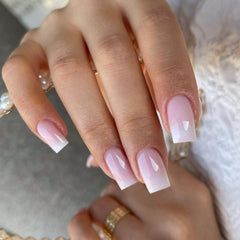 Gradient rose et blanc sur ongles carrés moyens, rendu naturel et brillant.