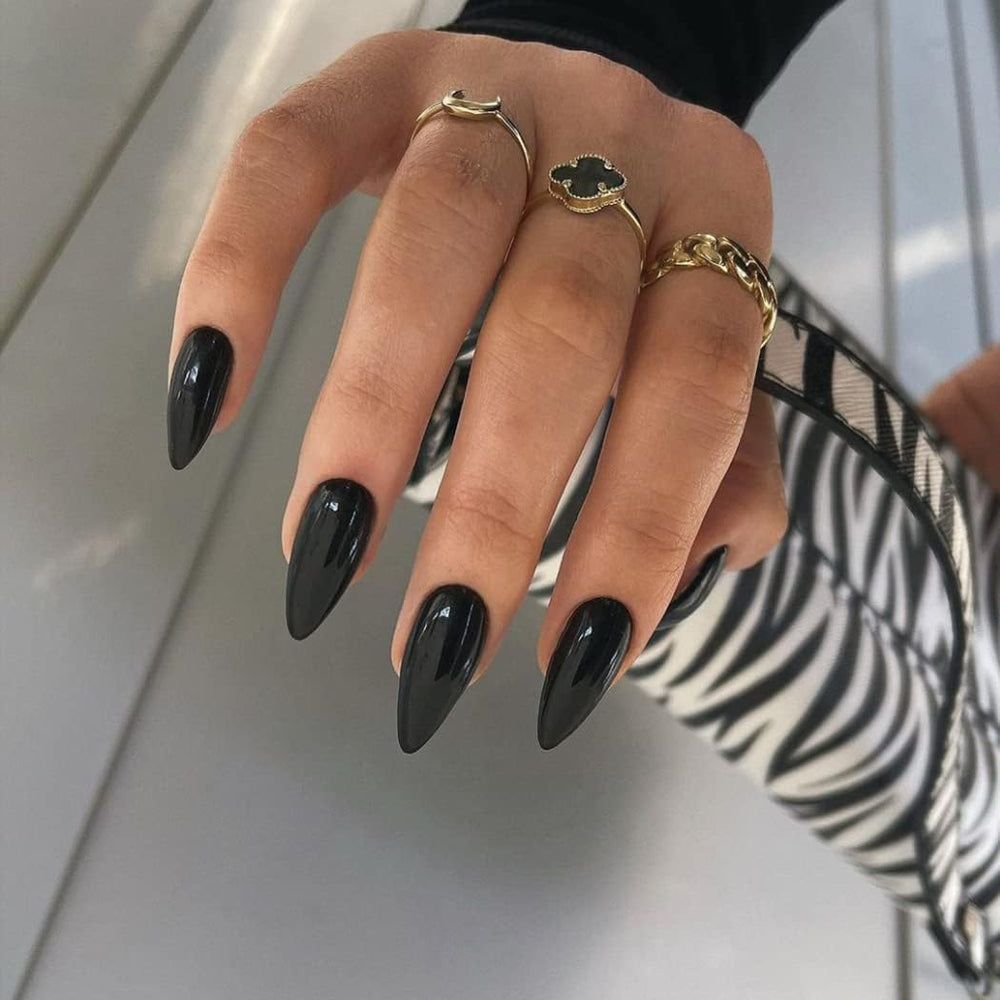Ongles adhésifs noirs KQueenest en forme amande moyenne, style élégant et durable.