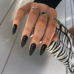Ongles adhésifs noirs KQueenest en forme amande moyenne, style élégant et durable.