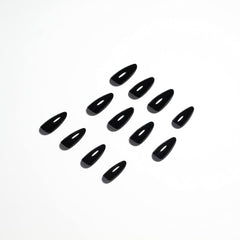 Ongles noirs KQueenest avec revêtement UV protecteur pour une protection durable.