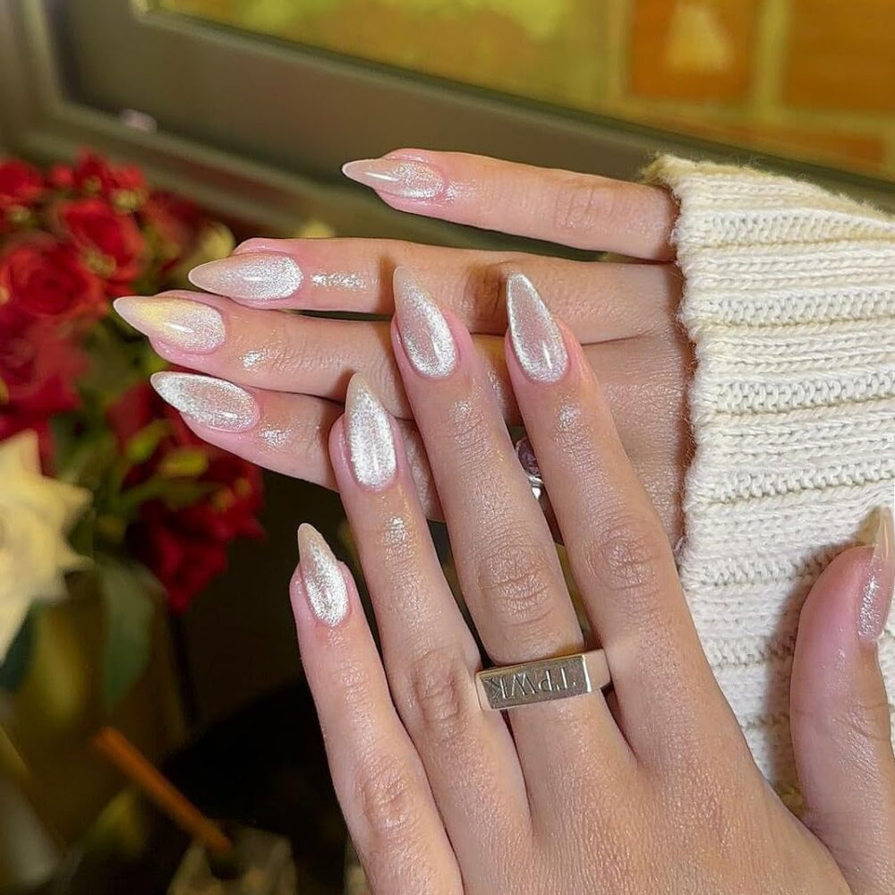 Ongles KQueenest étincelants œil-de-chat en amande courte pour un look glamour.