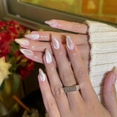 Ongles KQueenest étincelants œil-de-chat en amande courte pour un look glamour.