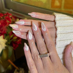 Ongles KQueenest étincelants œil-de-chat en amande courte pour un look glamour.