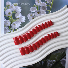 Ongles press-on finis brillants KQueenest, couleur rouge tendance pour toutes occasions.