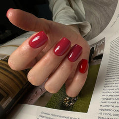 Ongles press-on KQueenest, texture acrylique réaliste et brillance durable.