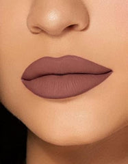 KYLIE Kit Lèvres montrant l'emballage portable pour retouches quotidiennes.