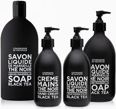 Versement du savon noir thé, mousse généreuse pour mains propres et douces.