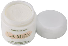 Application sur le visage avec La Mer Crème hydratante