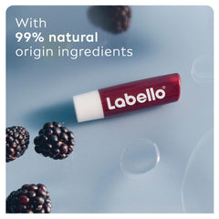 Labello Blackberry Shine, pigments scintillants pour un éclat léger.