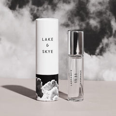Application sur les poignets avec Lake & Skye 11-11 pour une sensation légère.