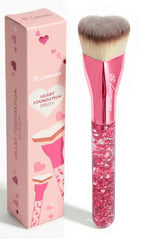 Lamora brosse kabuki fond teint liquide pour une application fluide et uniforme.