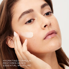 Texture riche de la Crème Nuit Absolue Premium Bx pour nourrir et lisser la peau.