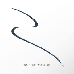Lancôme Artliner bleu métallique, fini métallisé pour un œil de chat élégant.