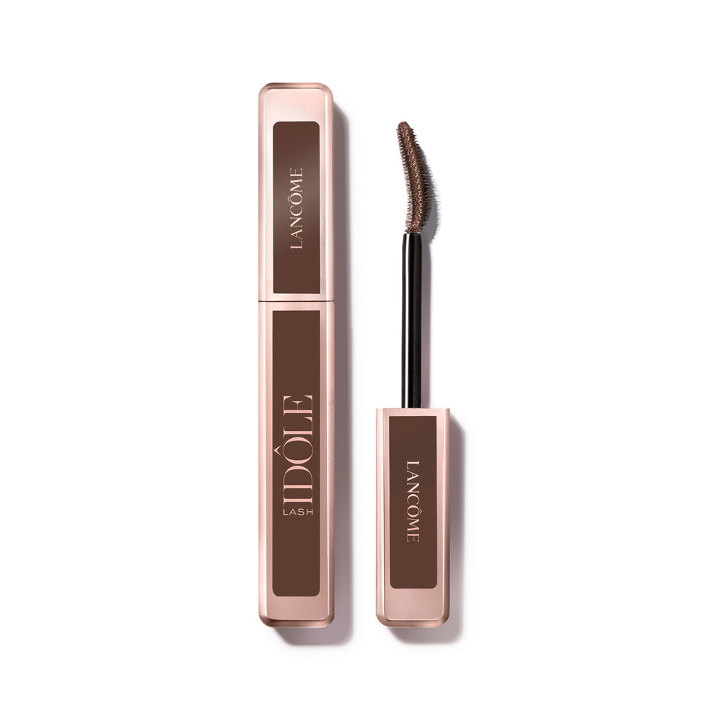 Lancôme Idôle Mascara avec brosse courbée 360 pour un regard plus ouvert.