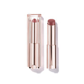 Lancôme Lip Idôle Squalane-12 Butterglow s'applique en douceur sur les lèvres.