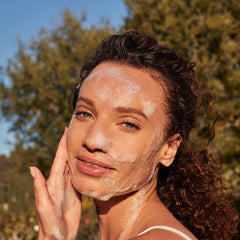LATHER Ultra Mild Face Wash : ingrédients-naturels pour un nettoyage en douceur.