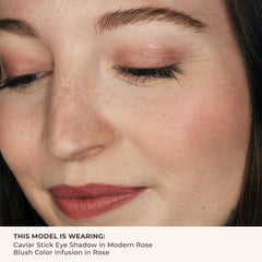 Laura Mercier Blush Color Infusion – finition matte et scintillante pour divers looks.
