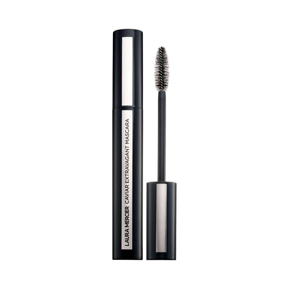 Laura Mercier Caviar Extravagant Mascara montre le volume et la longueur accrus des cils pour un regard ouvert.
