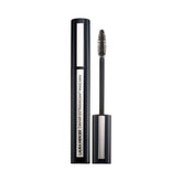 Laura Mercier Caviar Extravagant Mascara montre le volume et la longueur accrus des cils pour un regard ouvert.