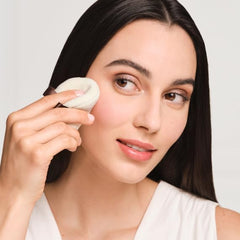 Velour Puff épouse les contours pour une application précise