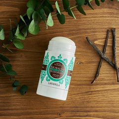 Application du déodorant Lavanila vanille-eucalyptus sur peau sensible.