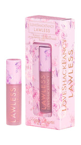 Vernis lèvres Lawless x LoveShackFancy sur les lèvres, fini hydratant et volume léger.