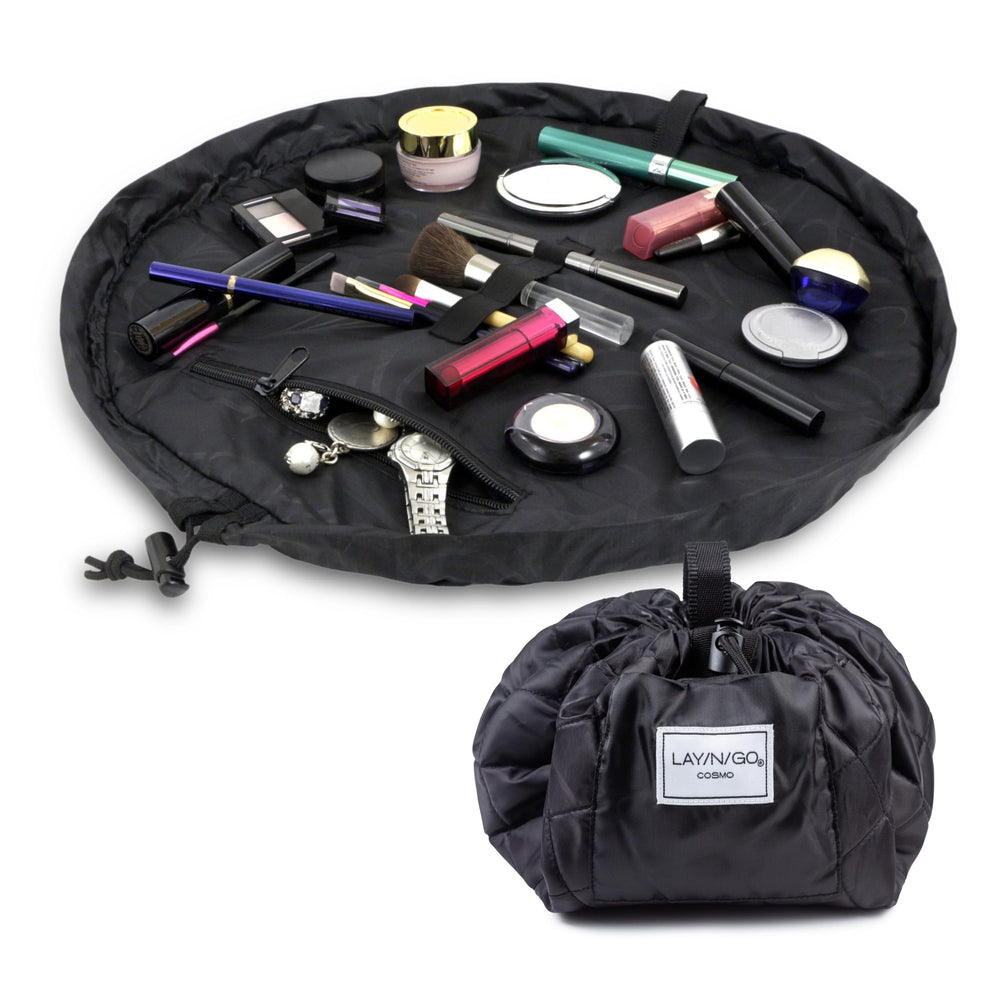 Lay-n-Go Cosmo Layflat ouvre rapidement le sac pour accéder aux cosmétiques
