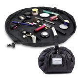 Lay-n-Go Cosmo Layflat ouvre rapidement le sac pour accéder aux cosmétiques