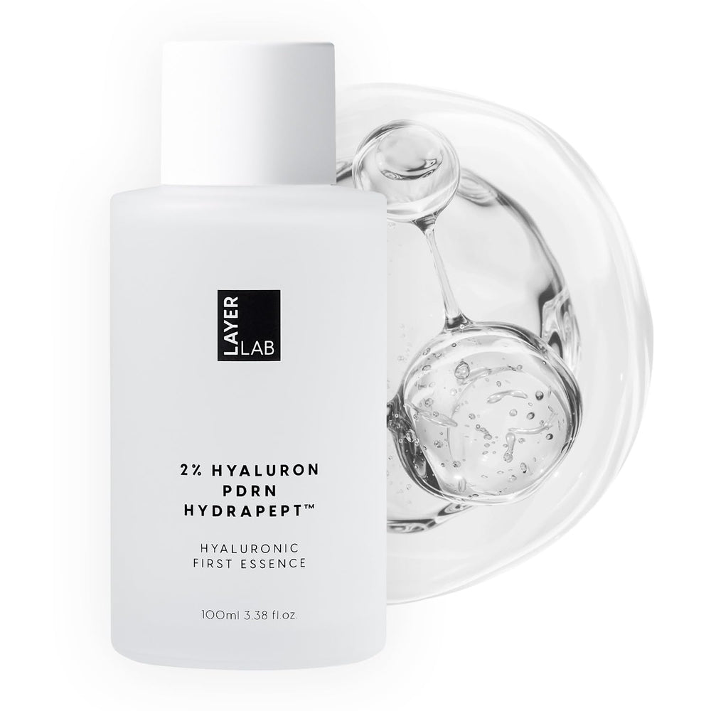 LayerLab Hyaluronic Première Essence flacon translucide révèle texture légère et hydratante.