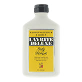 Layrite Daily Shampoo, bouteille visible, nettoyage en douceur et cheveux prêts au coiffage.