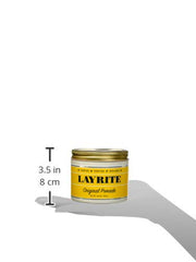 Layrite Original Pomade – main qui coiffe les cheveux, réapplication simple tout au long de la journée.