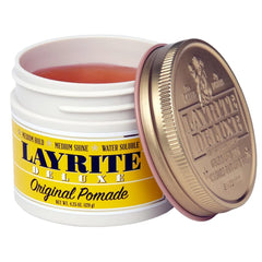 Layrite Pomade Originale — application mains pour révéler un look flexible et réversible