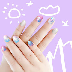 Laza dégradé pailleté sur ongles enfants pour un look festif et ludique.