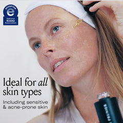 Visage avec Plum Beauty Oil appliquée pour un teint lumineux et nourri.